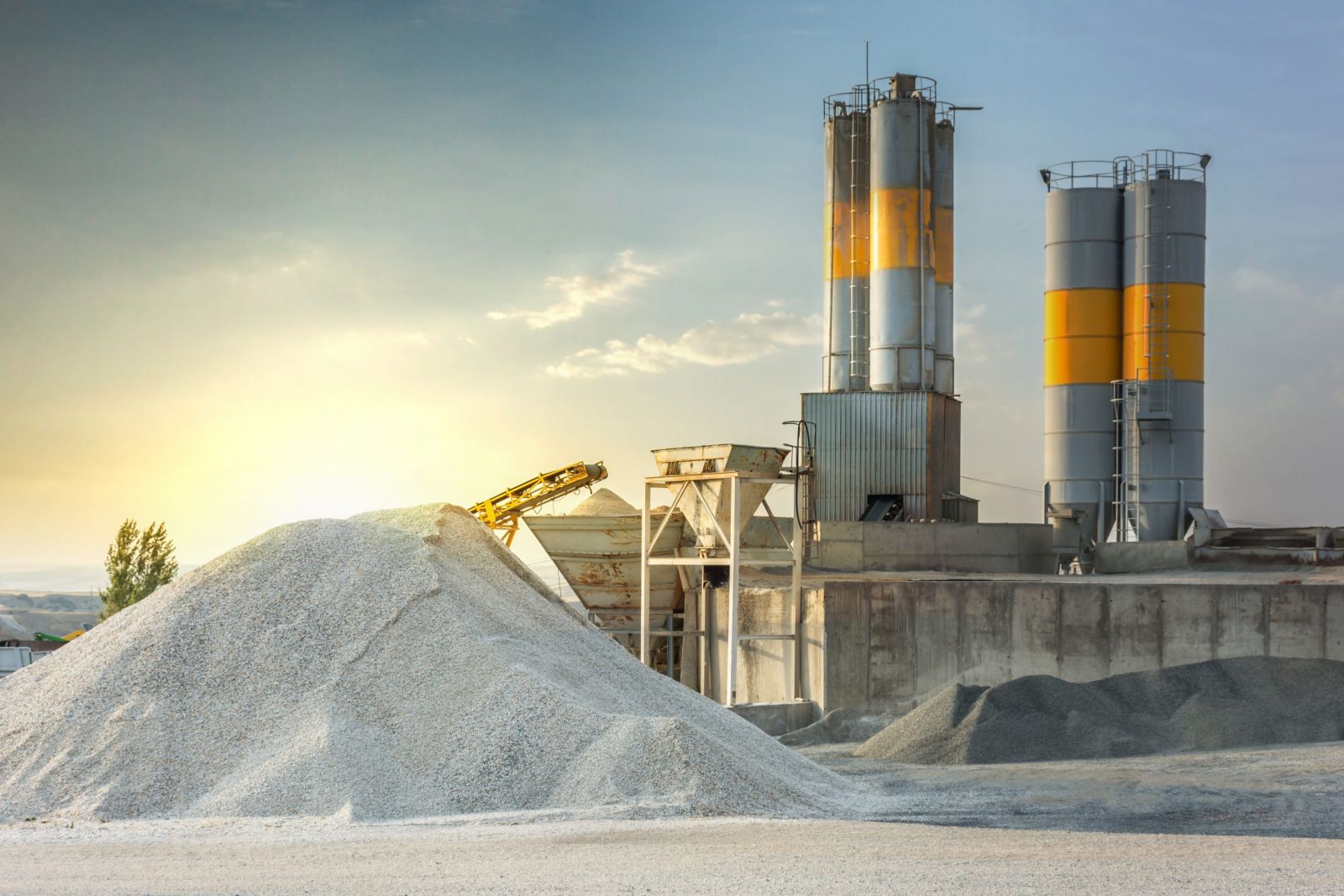 How does the concrete batching plant work?